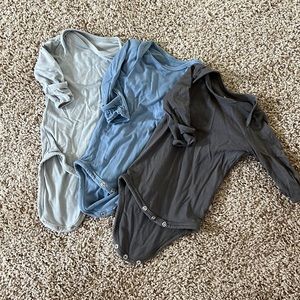 3 Kyte Baby onesies, 0-3m in grey, light grey and blue